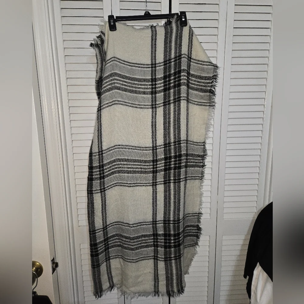 Plaid Fringed Scarf Shawl  in Black and Cream